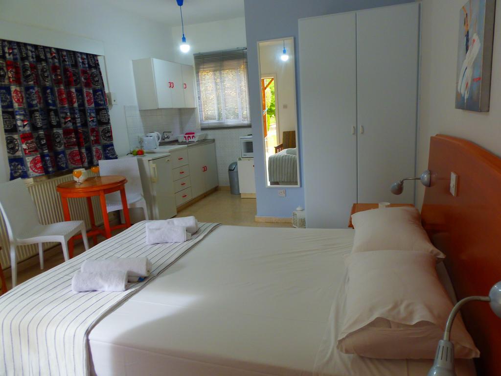 Light & Blue Gardens Apartment โปรทาราส ภายนอก รูปภาพ