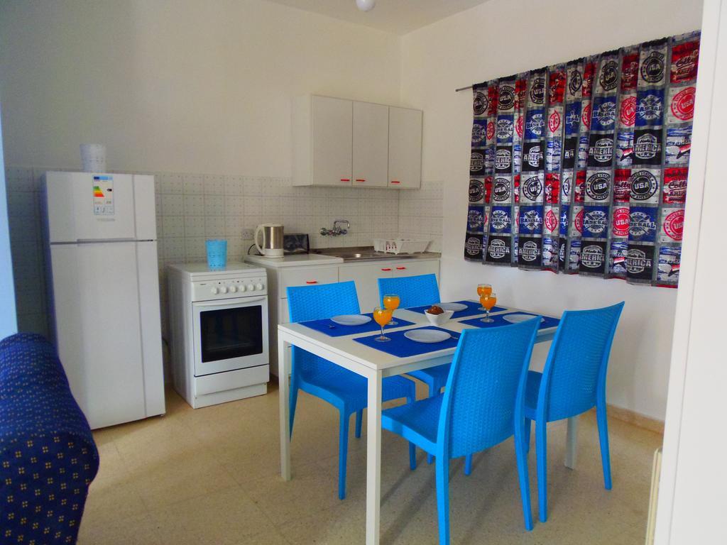 Light & Blue Gardens Apartment โปรทาราส ภายนอก รูปภาพ